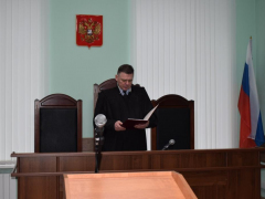Мужчина зарезал лежавшего на земле брата и знакомого: судья огласил приговор