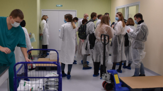 Нехватка врачей: в Базарном Карабулаке желающие привиться от COVID-19 устроили столпотворение