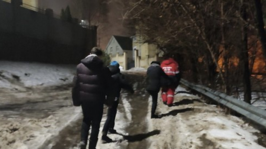 Молодой человек заблудился в саратовском лесу с двумя девушками: потребовалась помощь спасателей