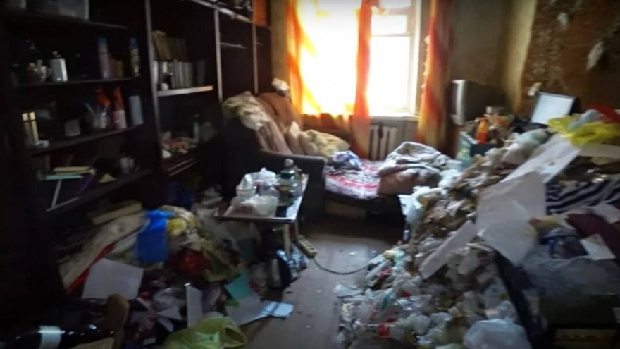 Мальчик спит в мусоре!: популярный блогер рассказал о треш-квартире в Саратове, где живет подросток