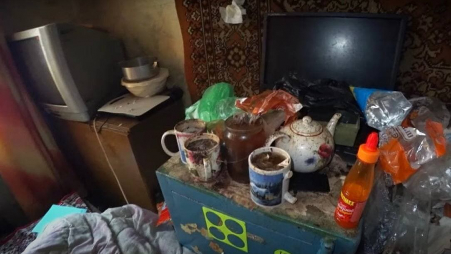Мальчик спит в мусоре!: популярный блогер рассказал о треш-квартире в Саратове, где живет подросток