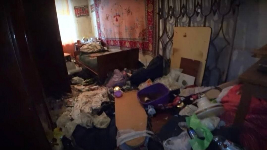 Мальчик спит в мусоре!: популярный блогер рассказал о треш-квартире в Саратове, где живет подросток