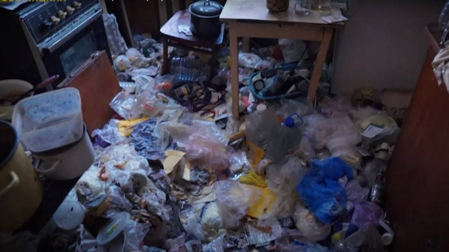 Мальчик спит в мусоре!: популярный блогер рассказал о треш-квартире в Саратове, где живет подросток