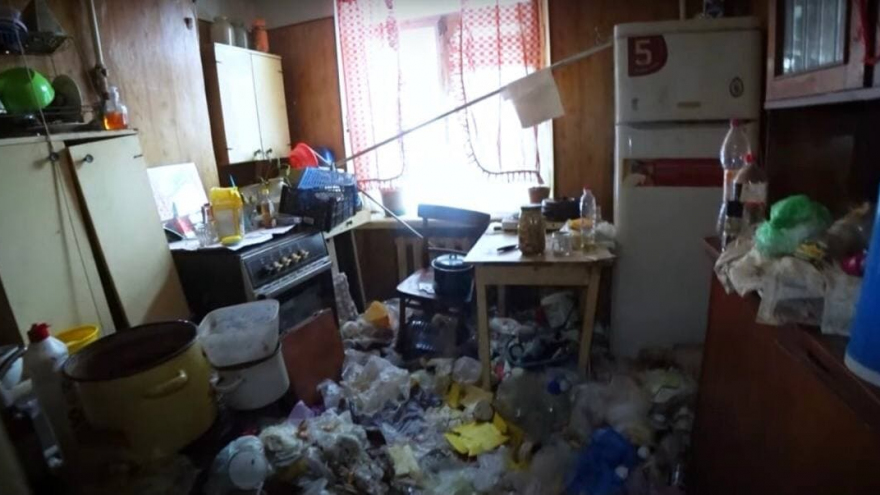 Мальчик спит в мусоре!: популярный блогер рассказал о треш-квартире в Саратове, где живет подросток
