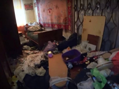 Мальчик спит в мусоре!: популярный блогер рассказал о треш-квартире в Саратове, где живет подросток