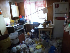 Мальчик спит в мусоре!: популярный блогер рассказал о треш-квартире в Саратове, где живет подросток