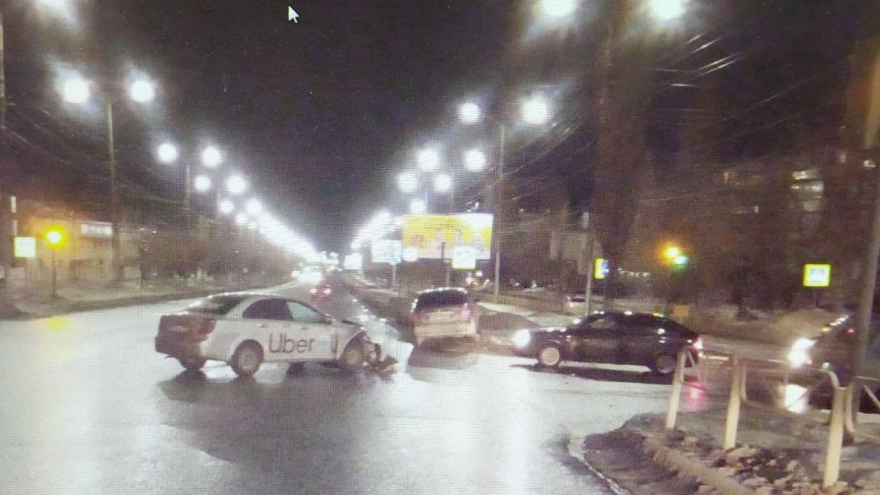 В Саратовской области в ДТП попали таксисты и тракторист: три человека в больнице