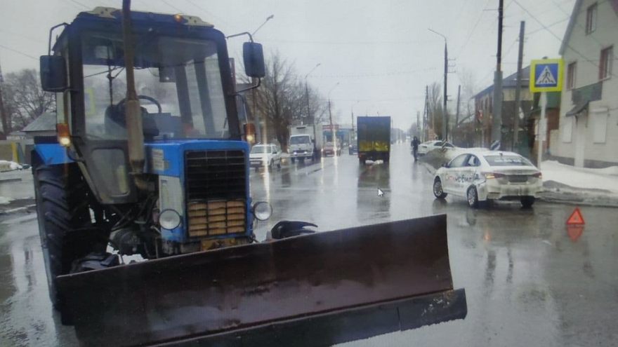 В Саратовской области в ДТП попали таксисты и тракторист: три человека в больнице