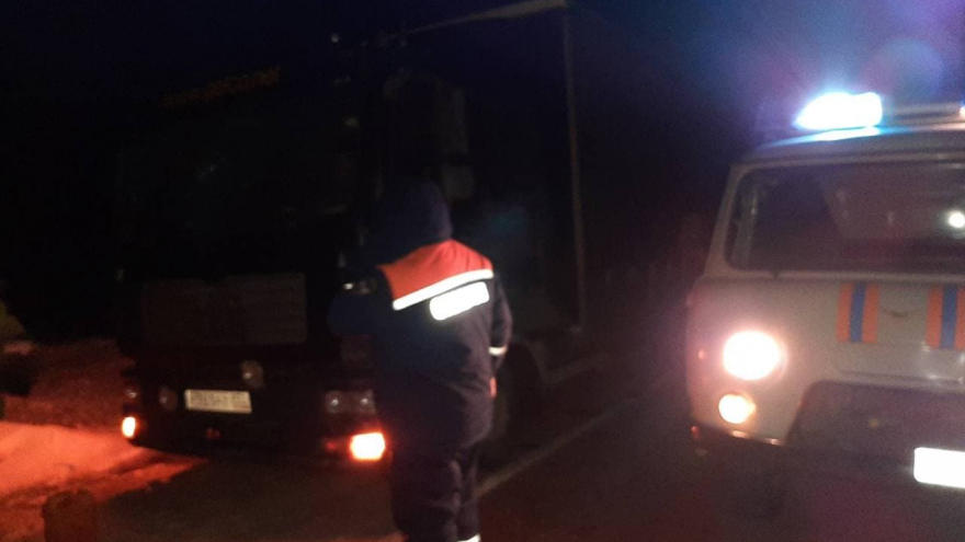 Саратовские спасатели помогли замерзавшему под Хвалынском дальнобойщику