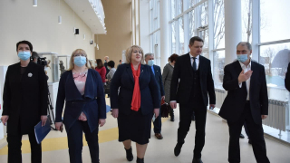 В художественной школе саратовским депутатам показали туалет с печью для обжига