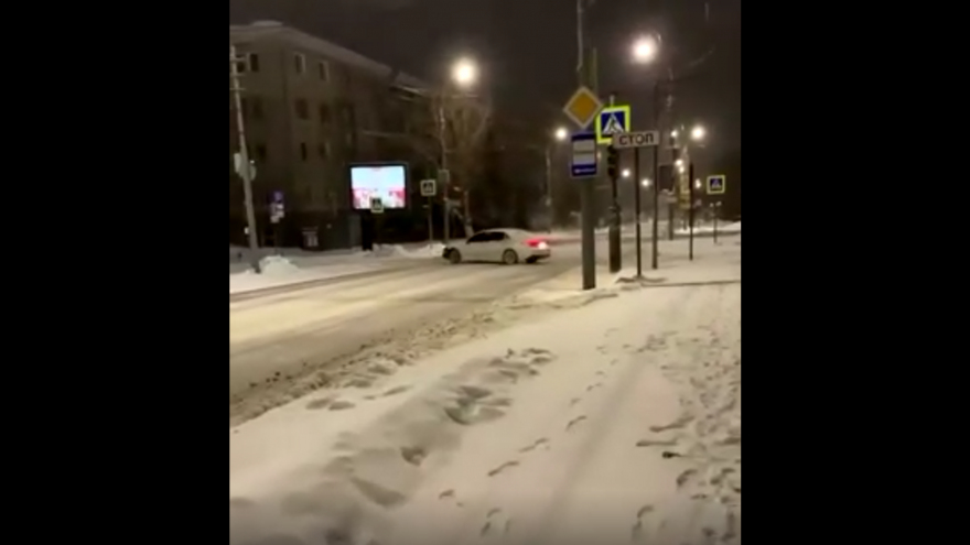 У отдела полиции в Саратова нарушитель устроил ночной дрифт (видео)