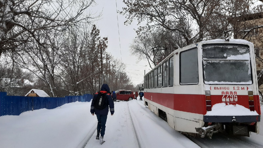 В Саратове внедорожник застрял на рельсах и остановил движение двух популярных трамвайных маршрутов
