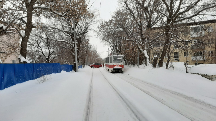 В Саратове внедорожник застрял на рельсах и остановил движение двух популярных трамвайных маршрутов