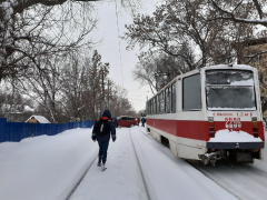 В Саратове внедорожник застрял на рельсах и остановил движение двух популярных трамвайных маршрутов