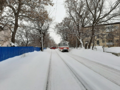 В Саратове внедорожник застрял на рельсах и остановил движение двух популярных трамвайных маршрутов