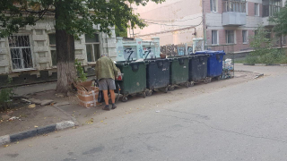 В центре Саратова не вывозили мусор: у прокуроров появились вопросы к регоператору