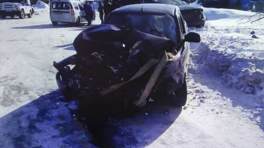 Hyundai лоб в лоб столкнулся с Приорой: четыре человека попали в больницу