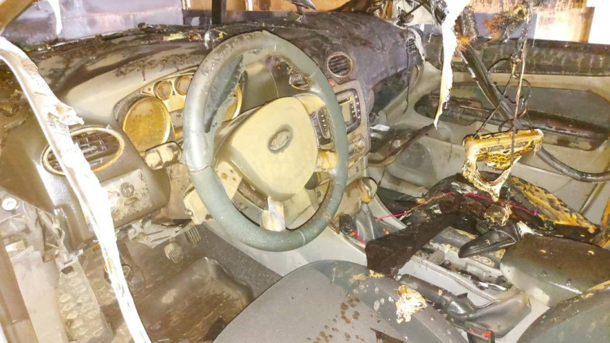 В Вольске пожар уничтожил Ford Focus: мужчина попал в больницу с ожогами рук