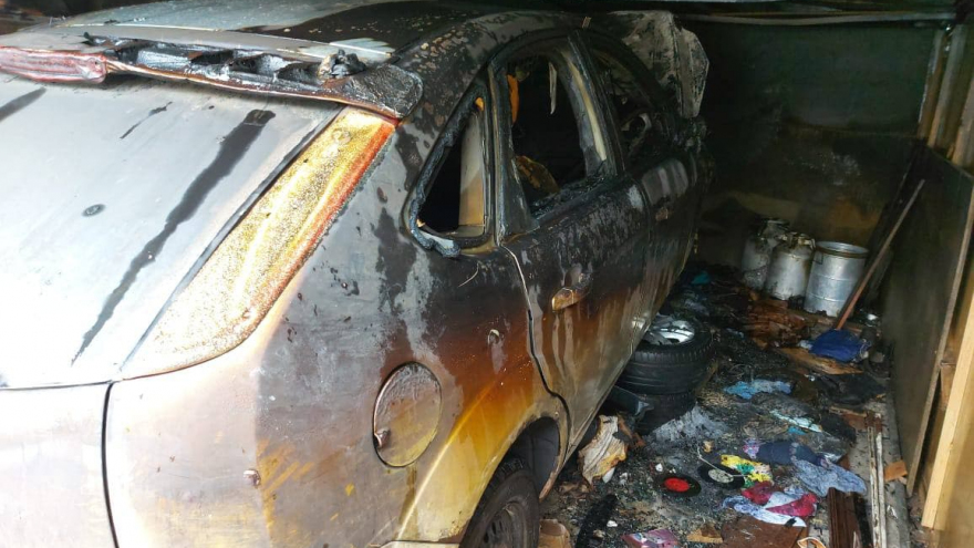 В Вольске пожар уничтожил Ford Focus: мужчина попал в больницу с ожогами рук