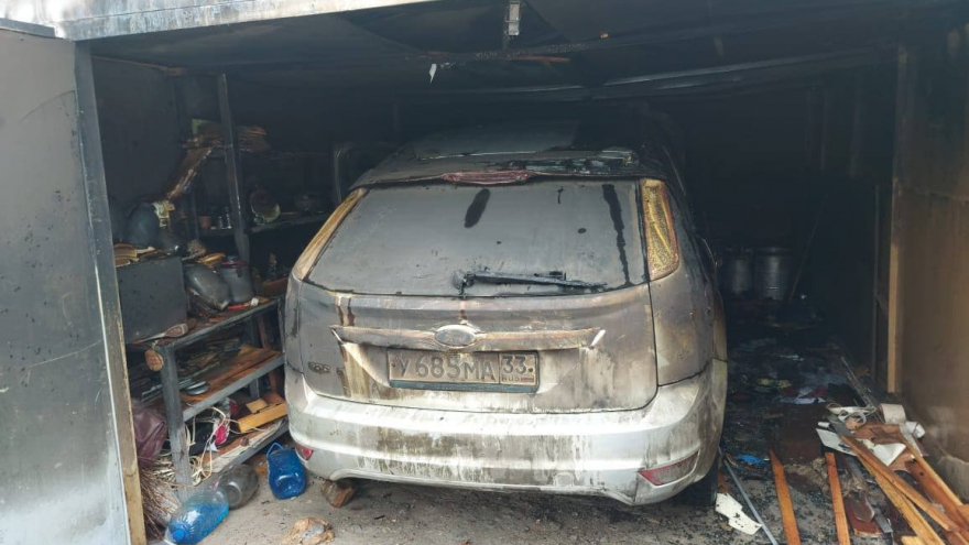 В Вольске пожар уничтожил Ford Focus: мужчина попал в больницу с ожогами рук