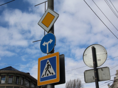 Дорожные знаки: саратовские водители попросили избавить Музейную площадь от опасных парадоксов
