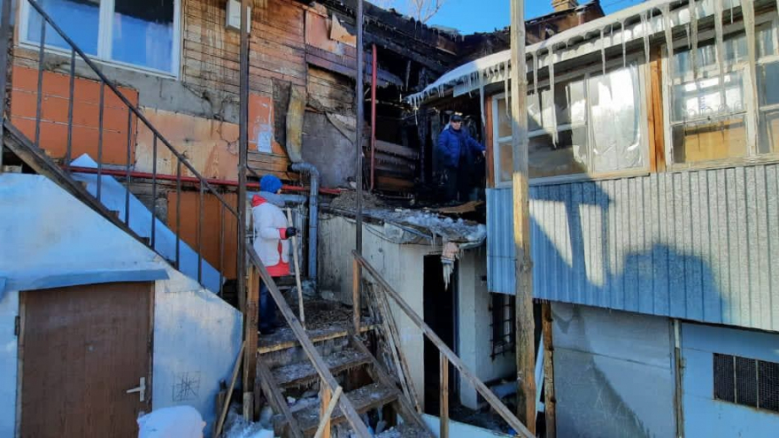 В центре Саратова полыхал жилой дом: огонь тушили три часа (видео)
