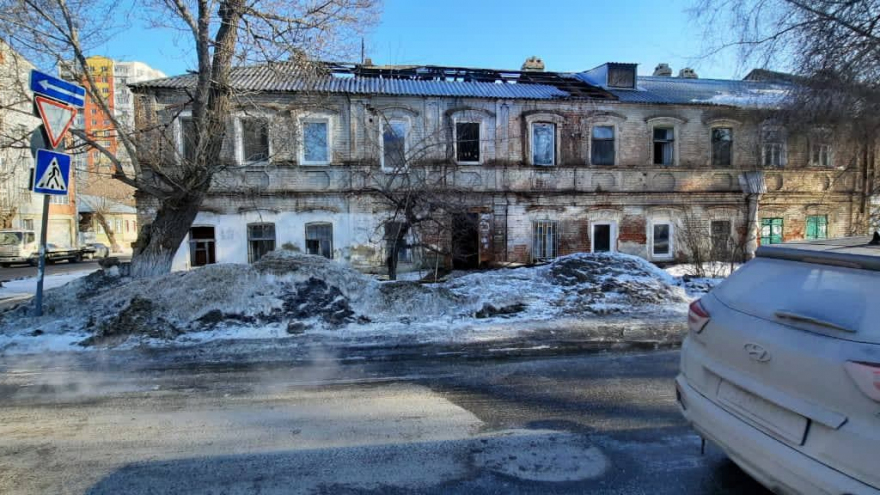 В центре Саратова полыхал жилой дом: огонь тушили три часа (видео)