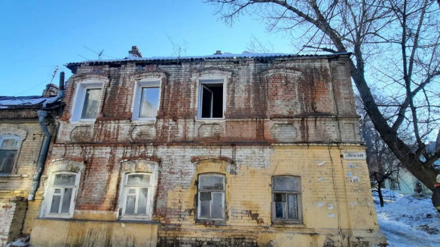 В центре Саратова полыхал жилой дом: огонь тушили три часа (видео)