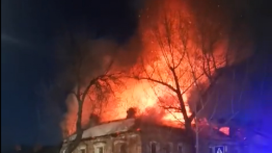 В центре Саратова полыхал жилой дом: огонь тушили три часа (видео)