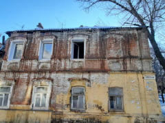 В центре Саратова полыхал жилой дом: огонь тушили три часа (видео)