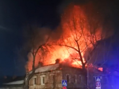 В центре Саратова полыхал жилой дом: огонь тушили три часа (видео)