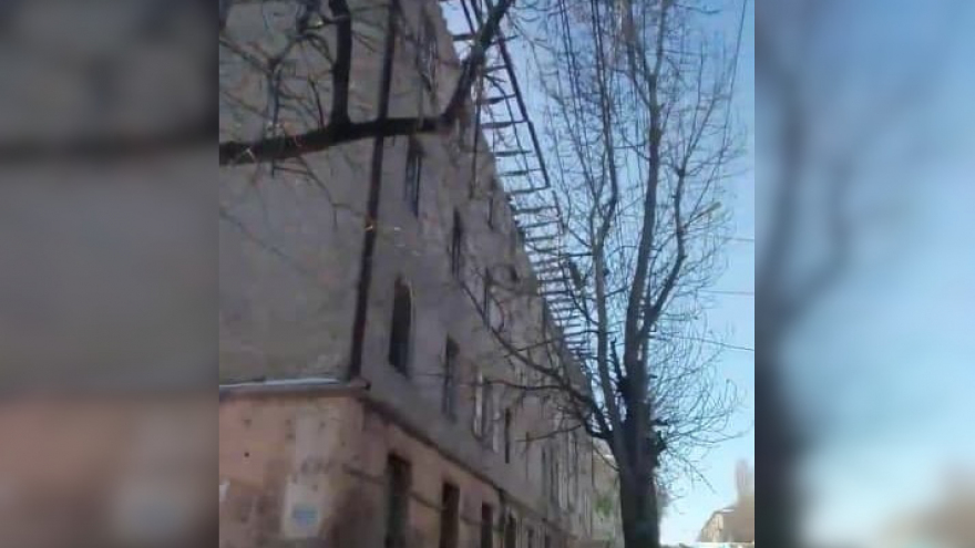 Очевидцы: в Заводском районе обрушилась крыша многоэтажки, прохожего едва не убило кирпичами