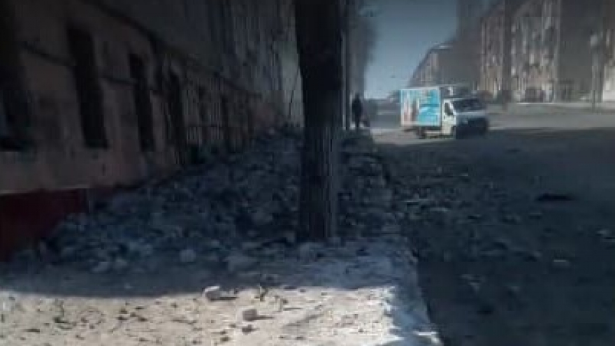 Очевидцы: в Заводском районе обрушилась крыша многоэтажки, прохожего едва не убило кирпичами