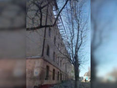 Очевидцы: в Заводском районе обрушилась крыша многоэтажки, прохожего едва не убило кирпичами
