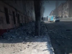 Очевидцы: в Заводском районе обрушилась крыша многоэтажки, прохожего едва не убило кирпичами