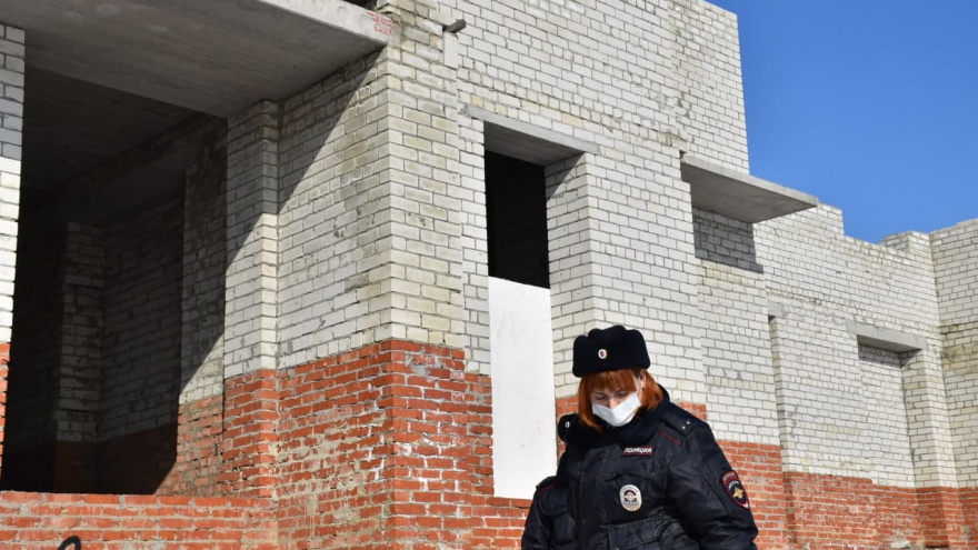 В Саратове в заброшенных строениях полицейские искали детей, бомжей и наркоманов