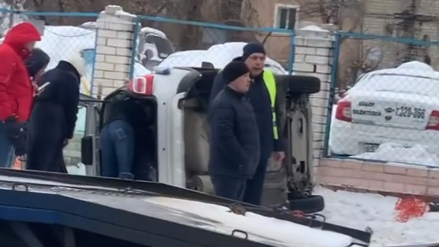 В Саратове перекресток не поделили Гранта и иномарка: отечественный автомобиль опрокинулся