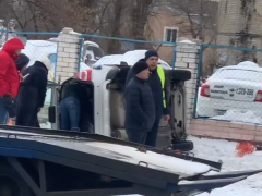 В Саратове перекресток не поделили Гранта и иномарка: отечественный автомобиль опрокинулся