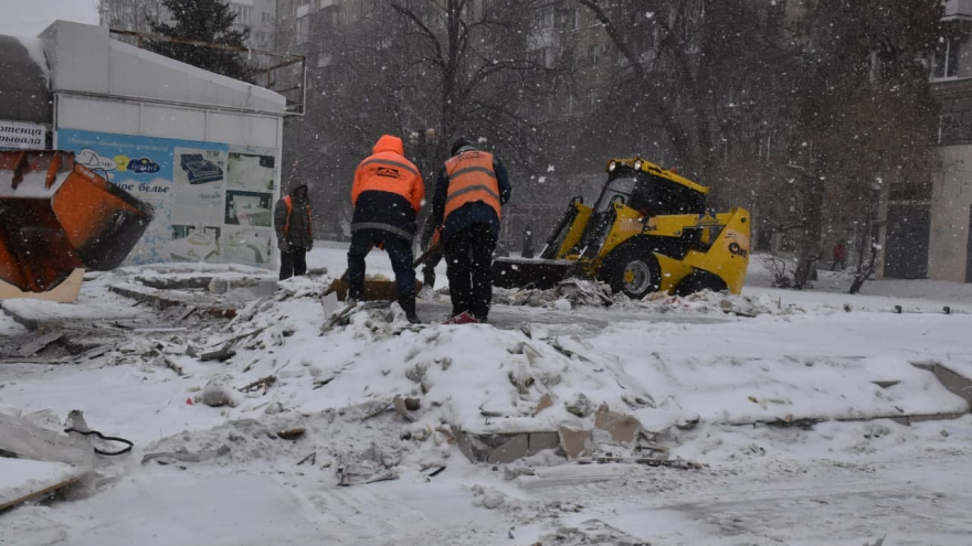 В центре Саратова тракторами ломают ларьки: рядом продолжается торговля (фото)