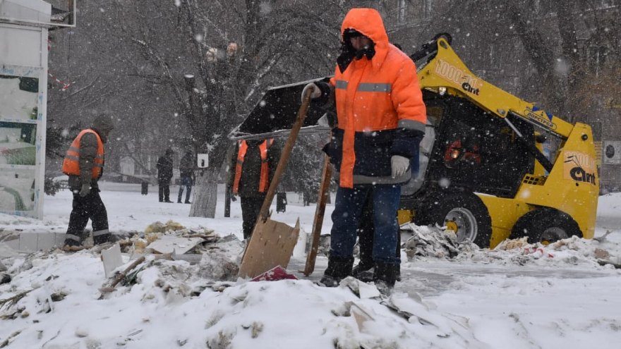 В центре Саратова тракторами ломают ларьки: рядом продолжается торговля (фото)