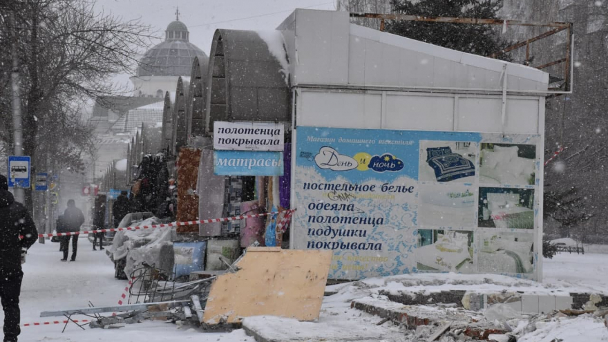 В центре Саратова тракторами ломают ларьки: рядом продолжается торговля (фото)