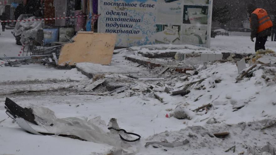 В центре Саратова тракторами ломают ларьки: рядом продолжается торговля (фото)