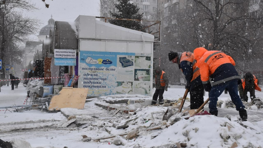 В центре Саратова тракторами ломают ларьки: рядом продолжается торговля (фото)