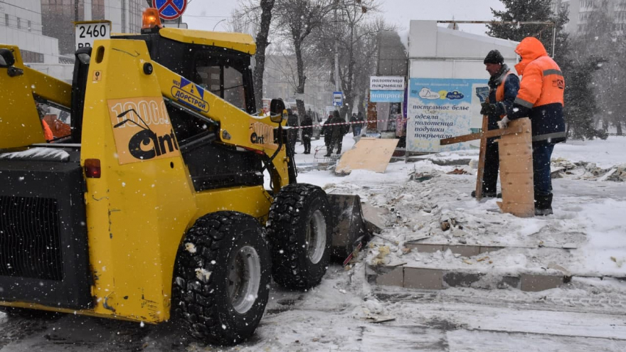 В центре Саратова тракторами ломают ларьки: рядом продолжается торговля (фото)