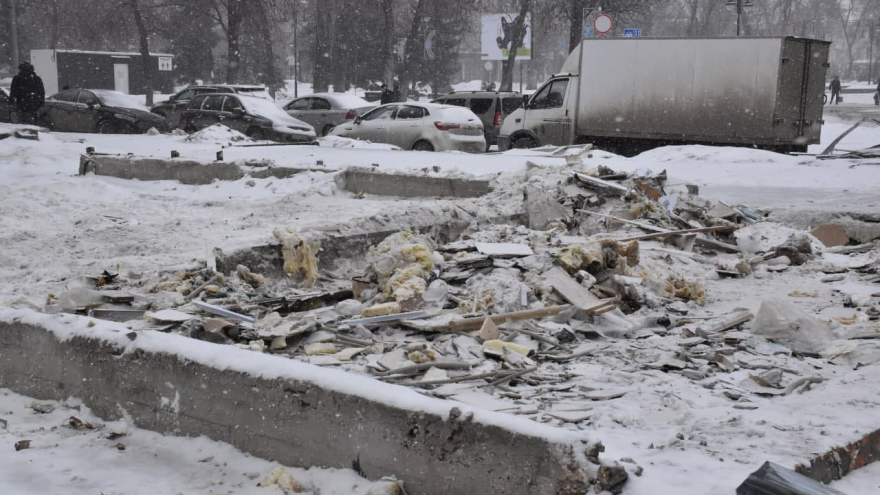 В центре Саратова тракторами ломают ларьки: рядом продолжается торговля (фото)
