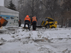 В центре Саратова тракторами ломают ларьки: рядом продолжается торговля (фото)