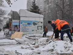 В центре Саратова тракторами ломают ларьки: рядом продолжается торговля (фото)