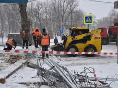В центре Саратова тракторами ломают ларьки: рядом продолжается торговля (фото)