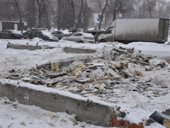 В центре Саратова тракторами ломают ларьки: рядом продолжается торговля (фото)