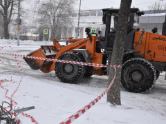 В центре Саратова тракторами ломают ларьки: рядом продолжается торговля (фото)